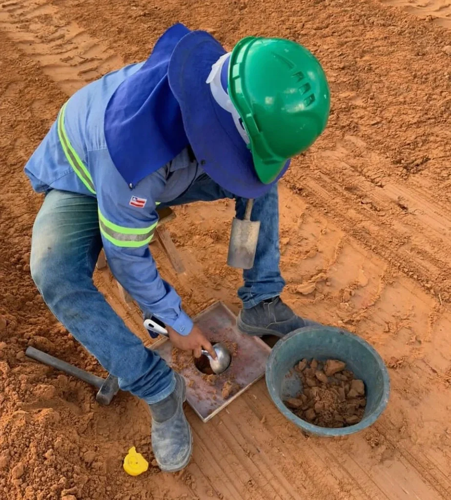Ensaio de densidade in situ em Rondonópolis: controle de compactação pelo método do cone de areia
